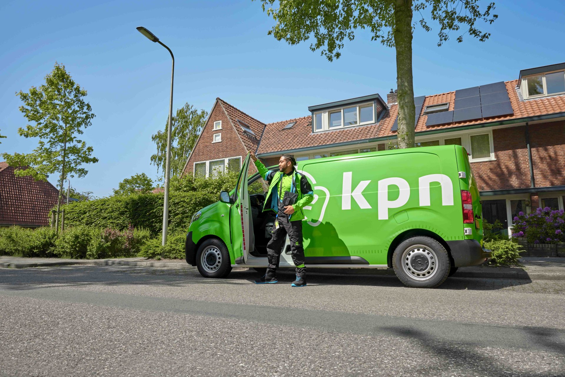 KPN BEELDBANK DAG 01 Automonteur Auto 0860 BEW Bron